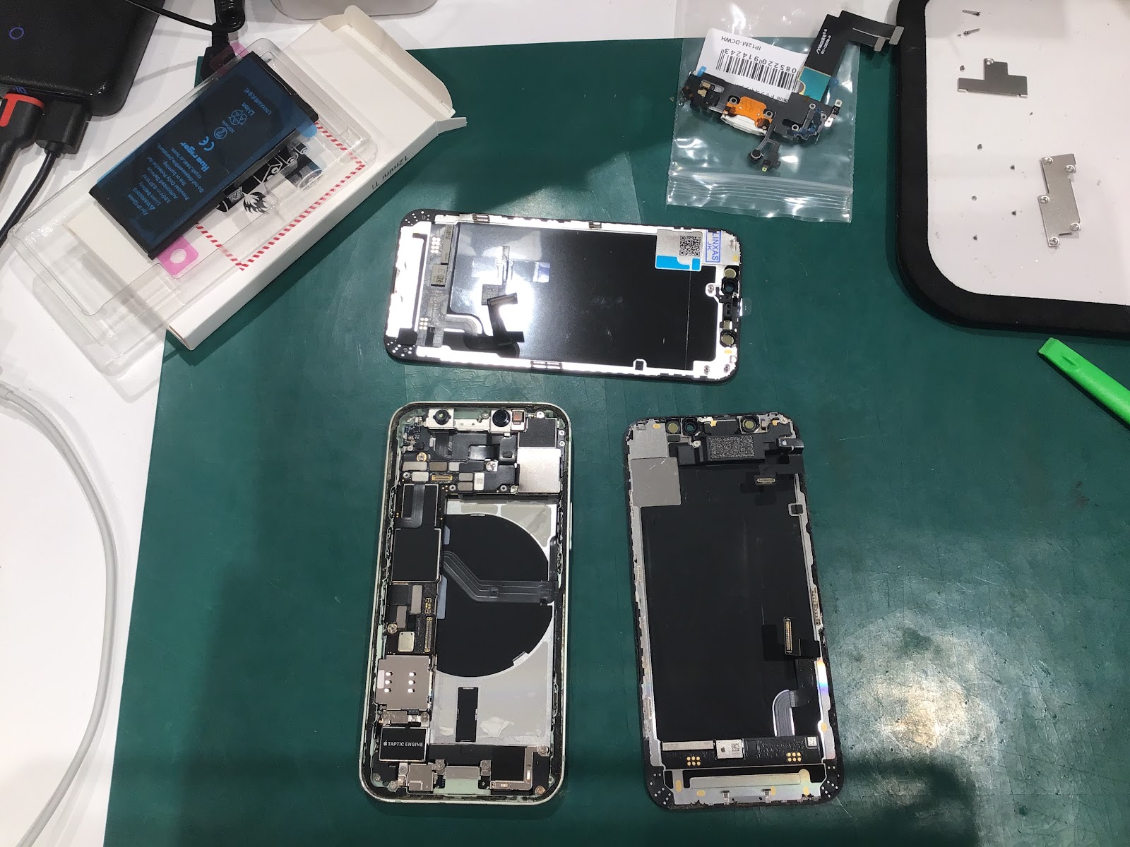 iPhone12miniの画面・バッテリー交換修理ならデータそのまま・即日修理のスマホ修理工房　丸井錦糸町店へ！